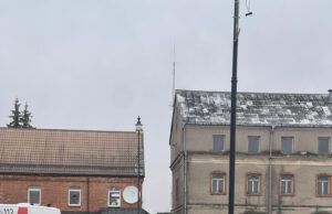 Miesto centre avarija: į stovintį automobilį atsitrenkė „Opel“