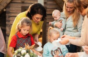 Diana Nausėdienė kviečia prisijungti prie tradicija tapusios kalėdinių žaisliukų kūrimo akcijos