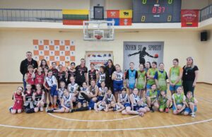 Jaunieji krepšininkai demonstruoja kovinę komandinę dvasią