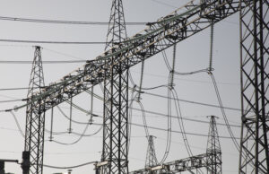 Seimas leido buitiniams vartotojams skolas už sunaudotą elektrą padengti dalimis