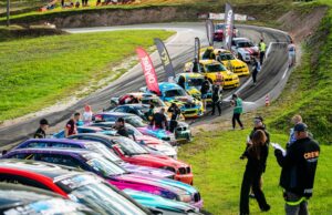 Kalnuoti posūkiai, apvirtę automobiliai ir įtemptos šonaslydžio varžybos Estijoje