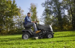 Kodėl sodo traktoriukai yra praktiška investicija dideliuose sklypuose ir ūkiuose?