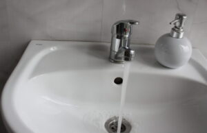 Nebus karšto vandens