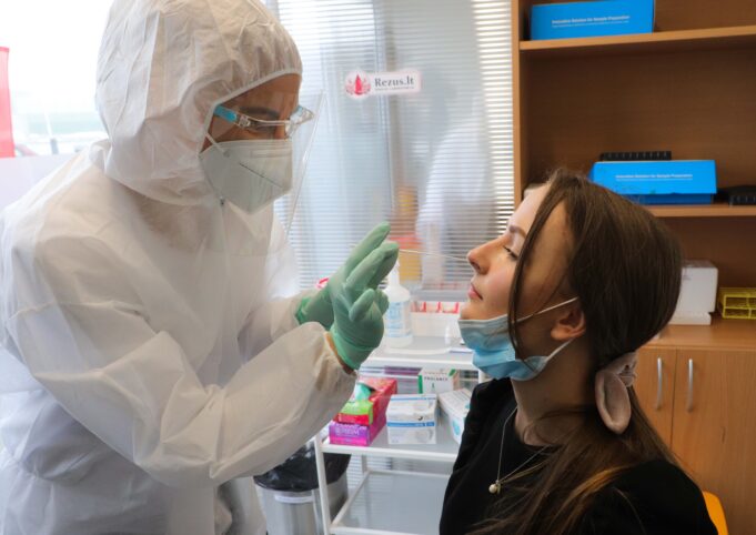 ELTA2377518 Vilnius, 2021 m. kovo 1 d. (ELTA). Vilniaus oro uoste pristatyti pirmieji mobilūs statiniai keleivių COVID-19 testavimo paslaugoms teikti. 2021.03.01 11:15:39. Dainius Labutis (ELTA)