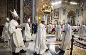 Balandžiai, mirtys ir davinys: kaip per amžius keitėsi popiežiaus rinkimai