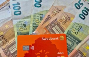 Atiduoda ir grynuosius, ir banko korteles