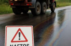 Iš miškavežio išsiliejo naftos produktai