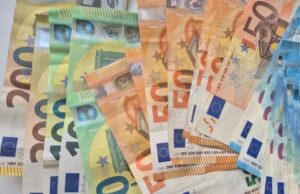 Tūkstančiai sukčiams į rankas