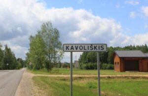 Automobilis ištrauktas iš tvenkinio Kavoliškyje