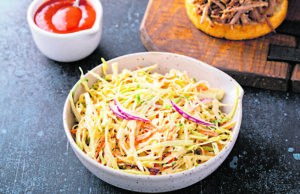 Garnyras, kuris bus suvalgytas greičiau nei šašlykai ar mėsainis: pačios skaniausios traškios kopūstų salotos