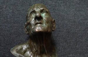 Palėpėje rasta „Senio galva“ padovanota muziejui