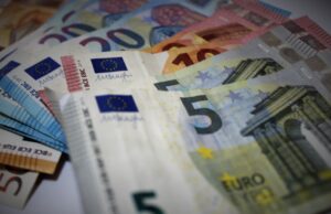 Sukčiai nesiliauja tuštinę svetimas kišenes