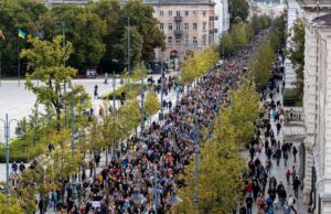 Prie Seimo protestuoja apie 8 tūkst. gyventojų: mūsų politikai nusprendė tapti dievais