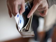 Moteris neteko pinigų ir banko kortelė