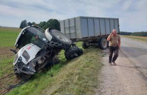 Dėl priešpriešais išlėkusio fordo traktorius atsidūrė griovyje