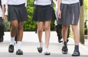 Ar gimnazisčių sijonai turi būti iki kelių?