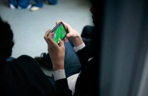 Vyriausybė ketina parengti įstatymo pataisas dėl mobiliųjų telefonų naudojimo mokyklose