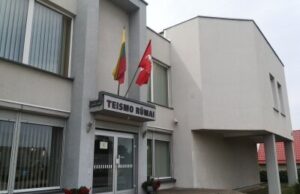 Degė garažai prie Rokiškio teismo