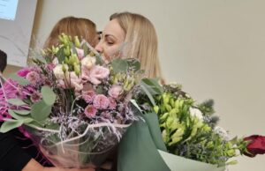 Posėdis prasidėjo nuo gėlių