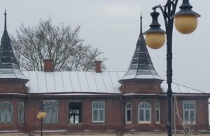 Namas su bokšteliais. Prieš šventes „ledai pajudėjo“