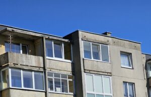 Beldžiasi į duris, prašo pagalbos. Rokiškėnams atrodo įtartina