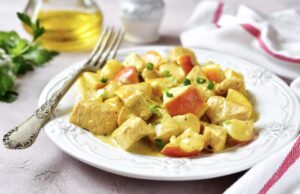 Rudeniška vištiena su obuoliais ir spanguolėmis