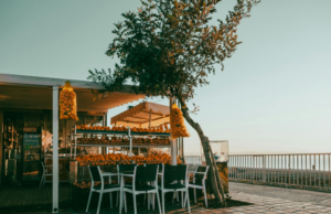 Terasos įrengimas prie jau pastatyto namo – ką svarbu numatyti iš anksto?