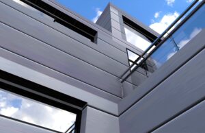 Kaip pasirinkti fasadų medžiagas: mediena, kompozitas ar metalas?