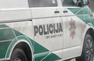 Įklimpo policijos automobilis