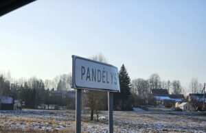 Pandėlyje neblaivus vairuotojas vertė kelio ženklus ir taranavo „Volvo“