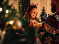 Nuo kreivos šypsenos iki tikro džiaugsmo: ką dovanoti ir ko nedovanoti antrajai pusei