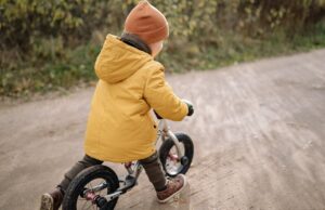 Vaikiški dviračiai 2025: kokios funkcijos iš tikrųjų svarbios, o kas – reklaminis triukas