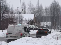 Teismas leido suimti nuo policijos bėgusį ir automobiliu ant pareigūnės kojos užvažiavusį vyrą