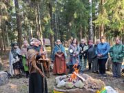 Pavasario lygiadienis Grumbinų alkakalnyje: gamtos ir sutartinių kuriama bendrystė