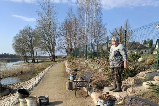Taką prie Obelių ežero puoselėja savo rankomis