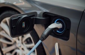 Elektromobiliai: ar kaitra kenkia jų baterijoms? Ką turėtų žinoti kiekvienas vairuotojas