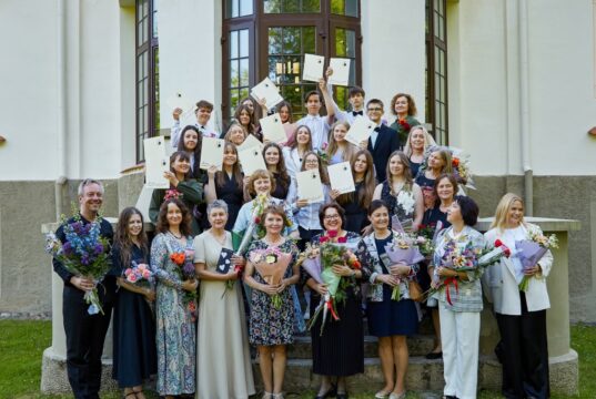 Muzikos mokykloje nori mokytis ne tik vaikai, bet ir suaugusieji
