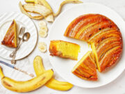 Apverstas bananų ir sausainių pyragas su karamele
