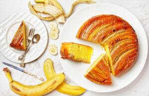 Apverstas bananų ir sausainių pyragas su karamele