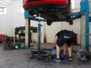 Kodėl mažesni servisai taip dažnai renkasi dviejų kolonų keltuvą?
