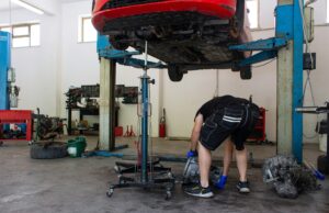 Kodėl mažesni servisai taip dažnai renkasi dviejų kolonų keltuvą?