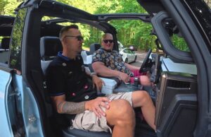 Rokiškio gatvėmis važinėja didžiausias pasaulyje elektromobilis: ką apie jį mano „E Gazas dugnas“ vedėjai? (video + foto)