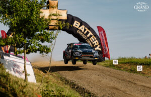 Pirmoji „Rokiškio Grand Rally“ diena: lyderiu tapo Deividas Gezevičius su Evaldu Kvederiu