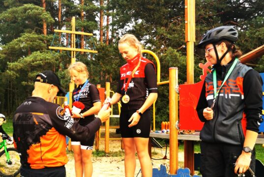 Dviratininkų šventiniame krose – sportinė kova ir nerimą keliantis dalyvių skaičius