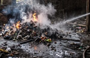 Apleistame pastate užsidegė šiukšlės