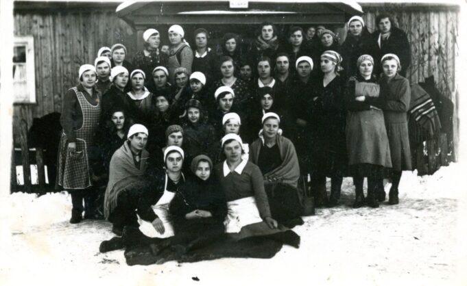 Rokiškio mergaičių amatų ir ruošos mokyklos moksleivės. XX a. 4 dešimtmetis. RKM-45885