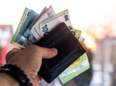 Sukčiai iš žmonių išviliojo daugiau nei 225 tūkst. eurų – įtikino investuoti, ėjo į namus ir melavo apie avarijas