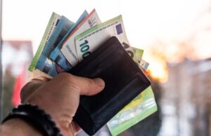 Sukčiai iš žmonių išviliojo daugiau nei 225 tūkst. eurų – įtikino investuoti, ėjo į namus ir melavo apie avarijas