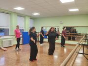 Į šokį vaikus pastūmėję tėveliai ir patys tapo šokėjais: Rokiškio choreografijos skyrius saviraiškos per šokį moko suaugusiuosius