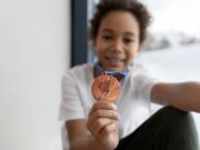 Ką iš tiesų jaučia vaikas, pirmą kartą gavęs medalį, ir kaip tai paveikia jo ateitį?